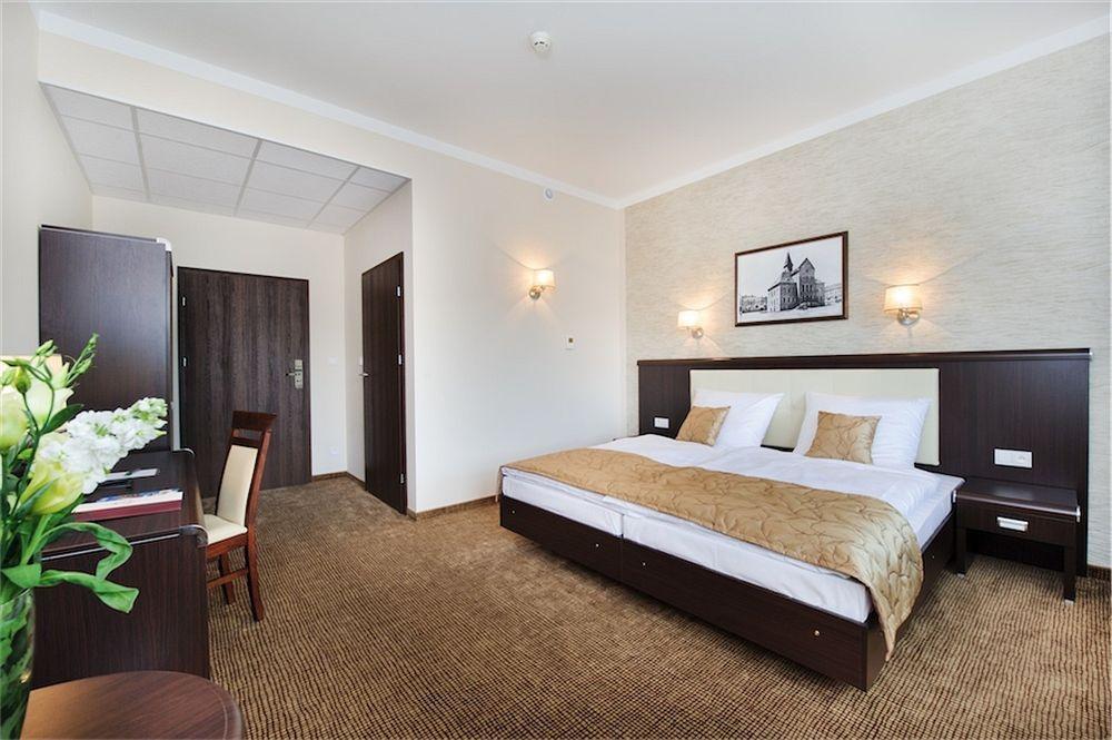 Hotel Trzebnica Eksteriør bilde